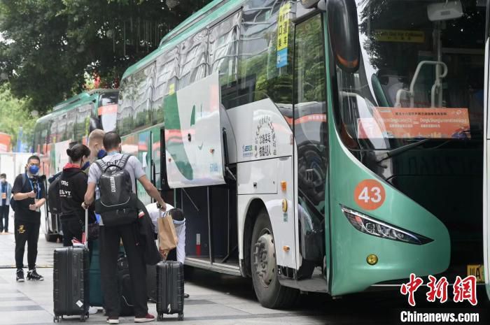 某年炎天，来自喷鼻港各个阶级的一群人构成了一支菲律宾旅游团。在斑斓女孩Candy（温碧霞 饰）的带队下，他们来到了这个暖和的热带国家。本地导游阿卜（曾志伟 饰）率领喷鼻港旅客们四周游玩购物，渡过了兴奋的一天。天黑，旅客们在一家餐厅赏识了标新立异的表演后，筹办返回宾馆歇息。就在这时候，对面的商展传来猛烈的爆炸声和密集的枪声。本来数名菲共游击队员在此中进行枪火买卖，成果遭受闻讯赶来的差人，两边爆发剧烈的枪战。走投无路之际，游击队员劫持了喷鼻港旅客的客车。他们以人质的人命作威胁，要求当局开释菲共的魁首。